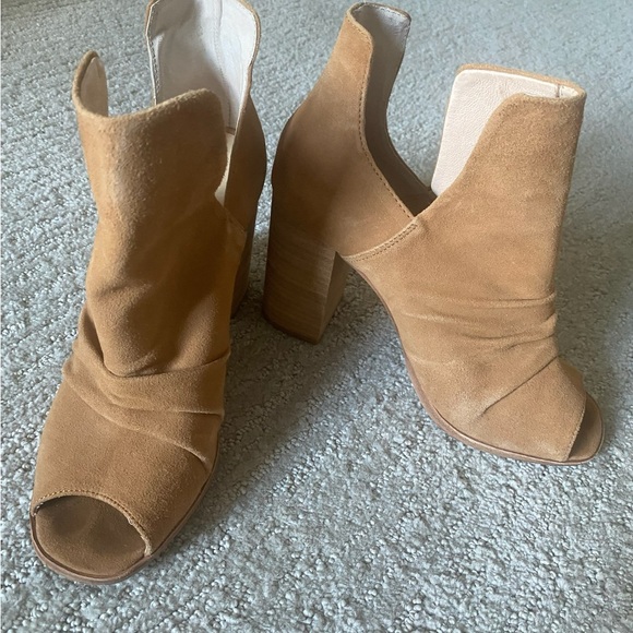 Kristin Cavalarri Chinese Laundry booties. Excellent used condition. Size 7.5 - Picture 1 of 7